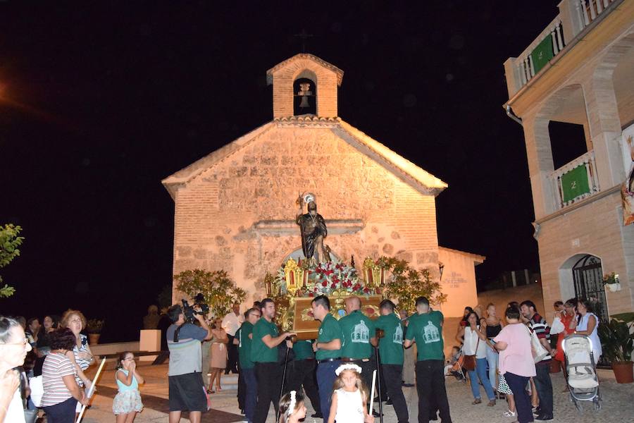 Los vecinos del barrio Alto de Loja despidieron ayer sus fiestas patronales con la procesión de San Roque, que recorrió las calles 'teoleteras' para cerrar varios días de celebraciones.