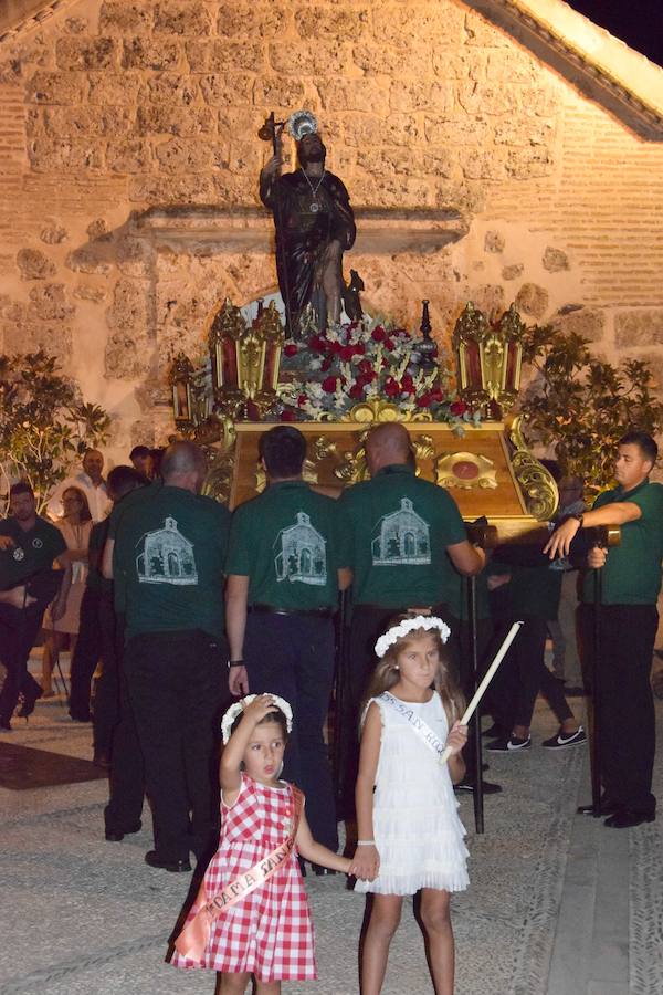 Los vecinos del barrio Alto de Loja despidieron ayer sus fiestas patronales con la procesión de San Roque, que recorrió las calles 'teoleteras' para cerrar varios días de celebraciones.