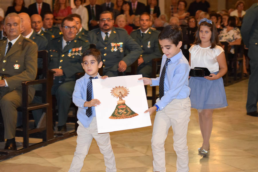 La Iglesia Mayor de Loja acogió de nuevo la celebración de la virgen del Pilar, festejo que sirvió para reconocer la labor de nueve agentes y mandos