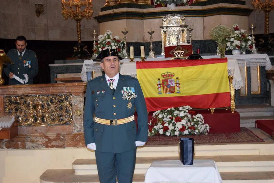 La Iglesia Mayor de Loja acogió de nuevo la celebración de la virgen del Pilar, festejo que sirvió para reconocer la labor de nueve agentes y mandos