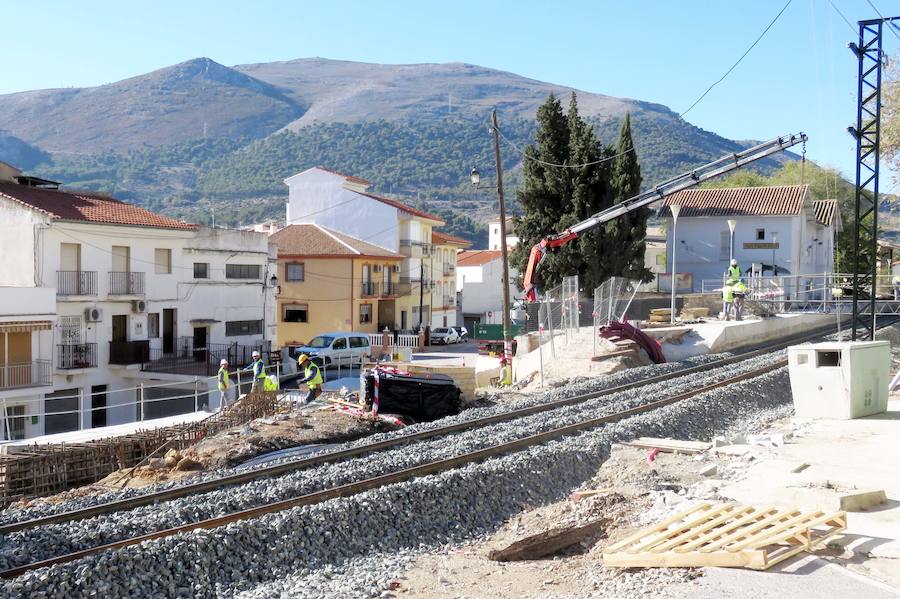 La vía nueva del AVE y la antigua se unen ya en la pedanía lojeña de Venta del Rayo