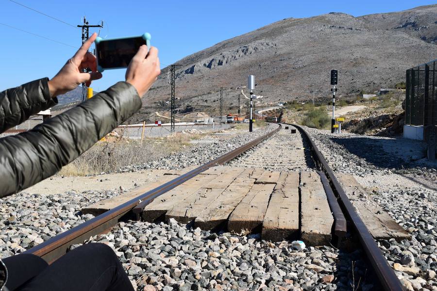 La vía nueva del AVE y la antigua se unen ya en la pedanía lojeña de Venta del Rayo