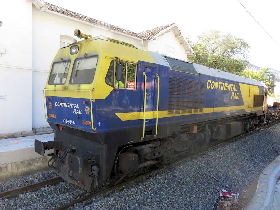 La vía nueva del AVE y la antigua se unen ya en la pedanía lojeña de Venta del Rayo
