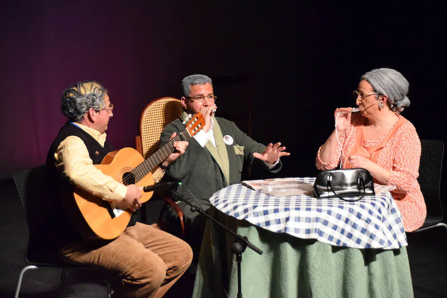 José Padilla dio la bienvenida a la fiesta carnavalesca con un divertido espectáculo en el que también se reconoció a Flor González con el Antifaz de Oro y al colegio Caminillo con la Máscara