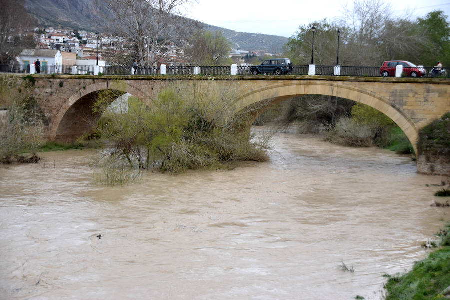 Los Bomberos de Loja actúan desde la noche del sábado en diversas incidencias a consecuencia de la importante crecida del caudal de ríos como el Frío y Neblín