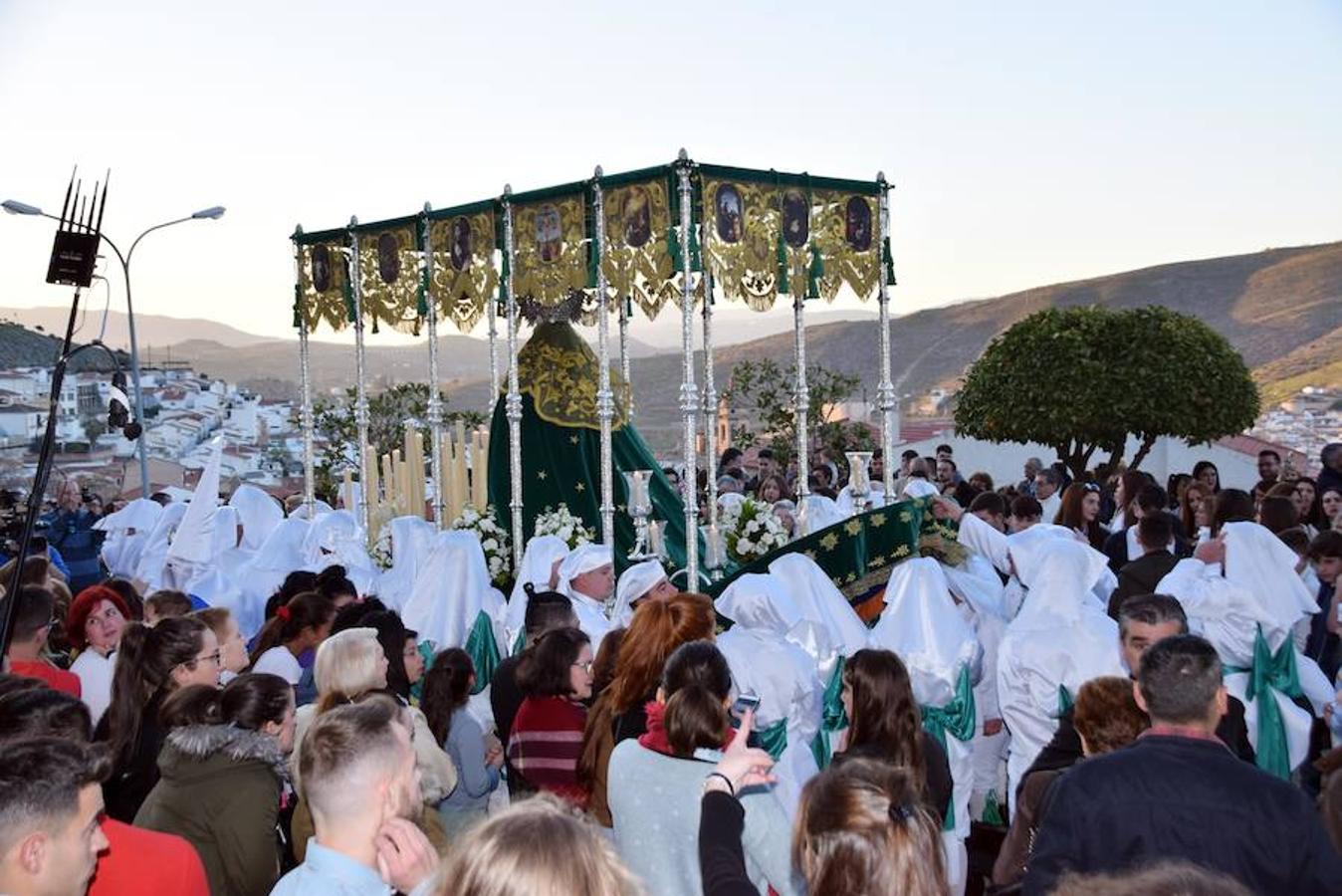 La Cofradía de Jesús en el Huerto y Nuestra Señora de la Esperanza pudo lucir sus estrenos -más apóstoles y 'cacharros' de los incensarios- en un Martes Santo radiante, luminoso y con buenas temperaturas.