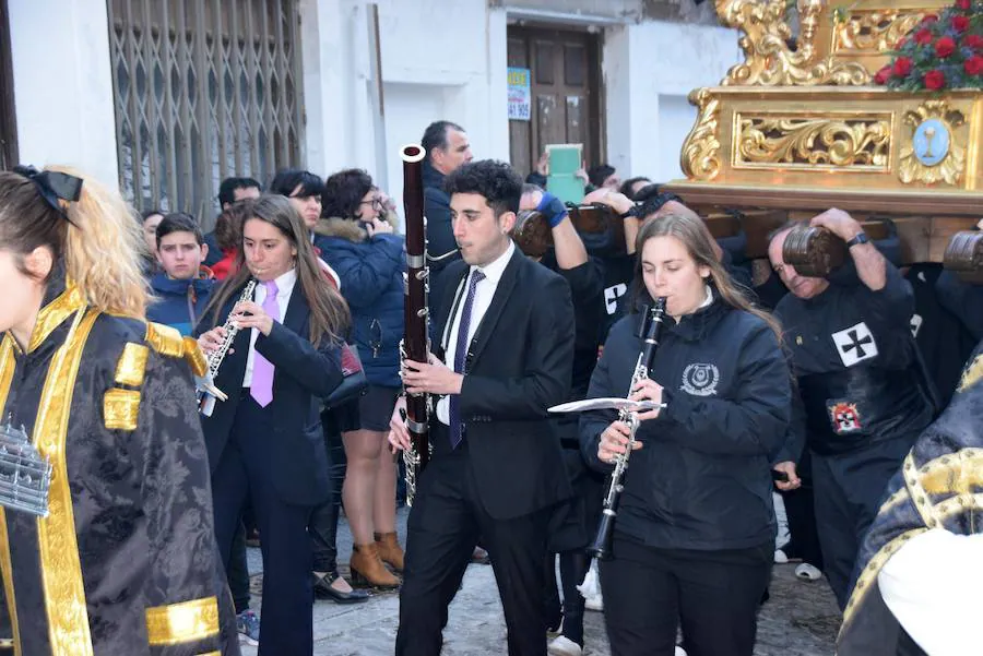 El municipio disfrutó del desfile de las cofradías que procesionaron durante el Viernes Santo