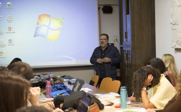 Juan Mª Jiménez presentando su exposición a los alumnos de la facultad. 