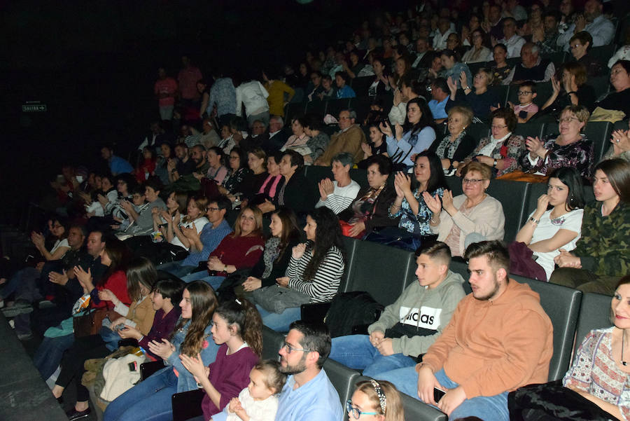 El Auditorio Adolfo Suárez se llena de público para recaudar fondos con destino a la asociación lojeña.