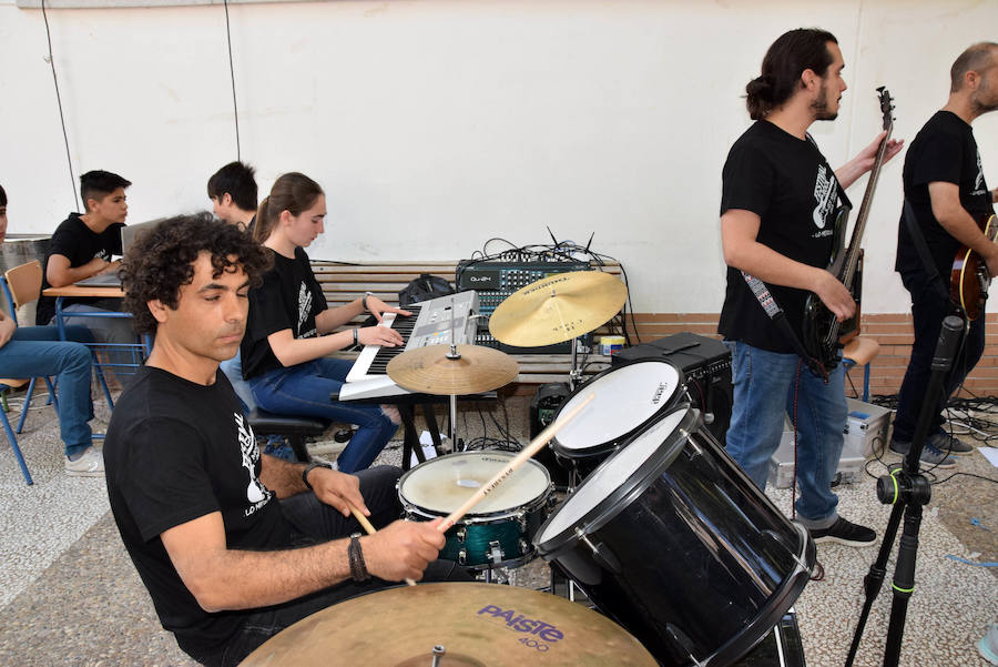 lLos alumnos de ESO del IES Moraima de Loja han demostrado ser todos unos rockeros. Temas míticos del rock y pop internacional han sonado en el patio de este centro, que ha vivido un festival musical a cargo de los profesores y los propios estudiantes.