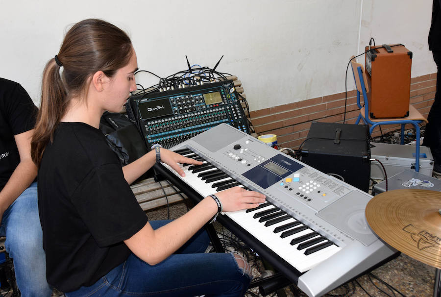 lLos alumnos de ESO del IES Moraima de Loja han demostrado ser todos unos rockeros. Temas míticos del rock y pop internacional han sonado en el patio de este centro, que ha vivido un festival musical a cargo de los profesores y los propios estudiantes.