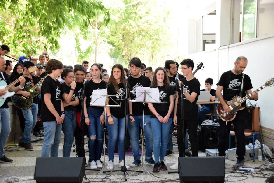 lLos alumnos de ESO del IES Moraima de Loja han demostrado ser todos unos rockeros. Temas míticos del rock y pop internacional han sonado en el patio de este centro, que ha vivido un festival musical a cargo de los profesores y los propios estudiantes.