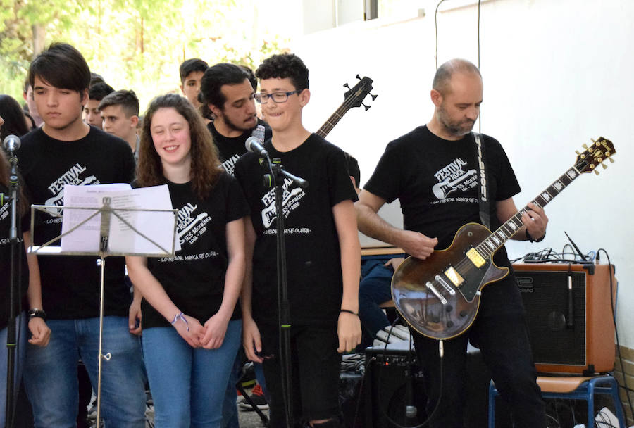 lLos alumnos de ESO del IES Moraima de Loja han demostrado ser todos unos rockeros. Temas míticos del rock y pop internacional han sonado en el patio de este centro, que ha vivido un festival musical a cargo de los profesores y los propios estudiantes.