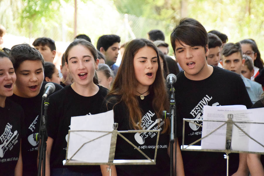 lLos alumnos de ESO del IES Moraima de Loja han demostrado ser todos unos rockeros. Temas míticos del rock y pop internacional han sonado en el patio de este centro, que ha vivido un festival musical a cargo de los profesores y los propios estudiantes.