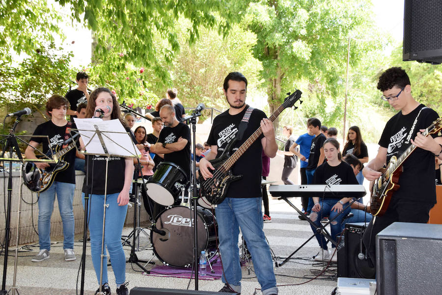 lLos alumnos de ESO del IES Moraima de Loja han demostrado ser todos unos rockeros. Temas míticos del rock y pop internacional han sonado en el patio de este centro, que ha vivido un festival musical a cargo de los profesores y los propios estudiantes.
