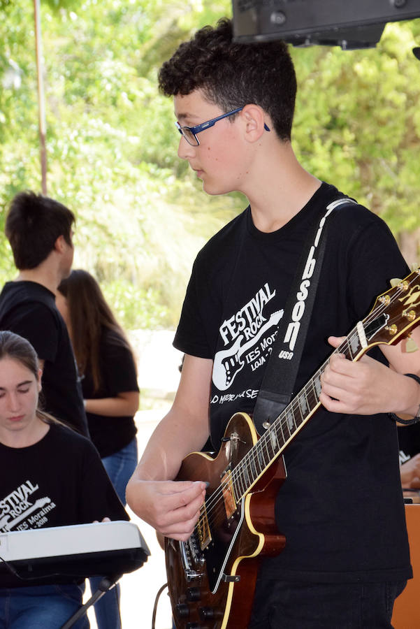 lLos alumnos de ESO del IES Moraima de Loja han demostrado ser todos unos rockeros. Temas míticos del rock y pop internacional han sonado en el patio de este centro, que ha vivido un festival musical a cargo de los profesores y los propios estudiantes.