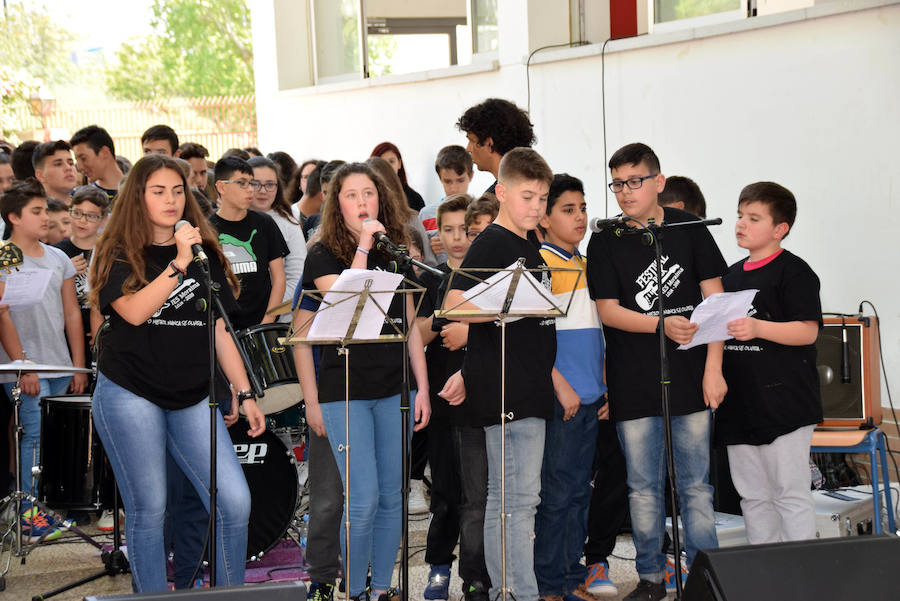 lLos alumnos de ESO del IES Moraima de Loja han demostrado ser todos unos rockeros. Temas míticos del rock y pop internacional han sonado en el patio de este centro, que ha vivido un festival musical a cargo de los profesores y los propios estudiantes.