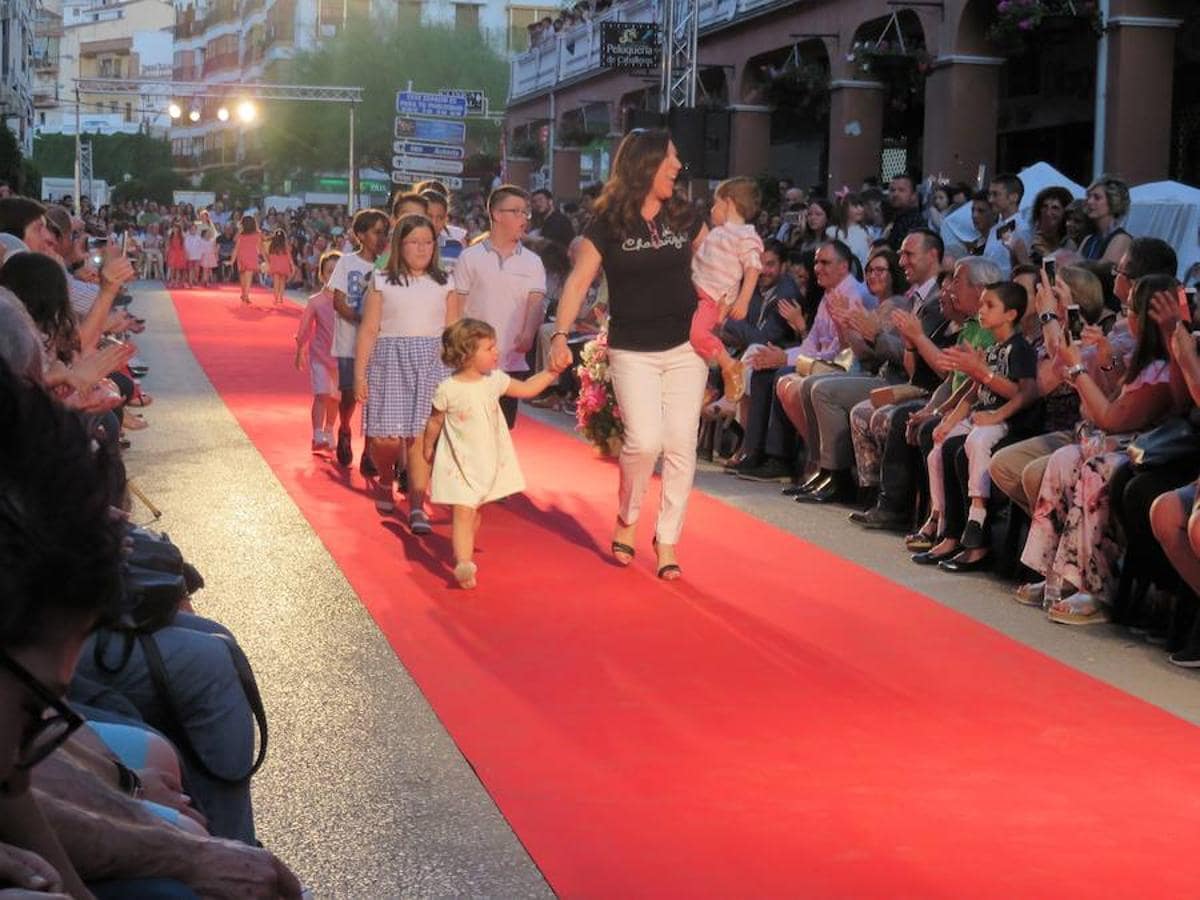 Más de 1.500 personas entre el público, quince establecimientos de artículos de todo tipo y más de 140 modelos 'amateur' -los propios clientes del comercio local- fueron las cifras de esta segunda edición de la pasarela lojeña. 