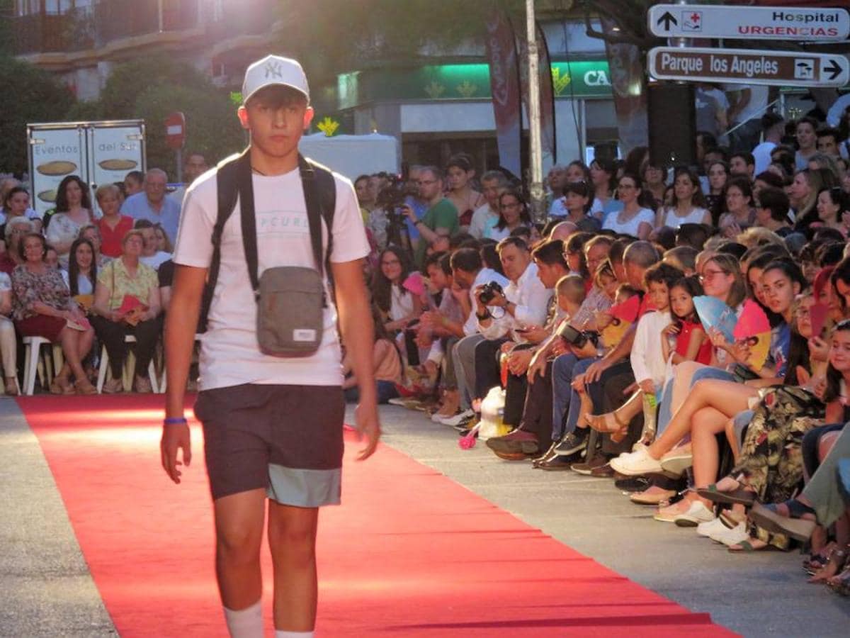 Más de 1.500 personas entre el público, quince establecimientos de artículos de todo tipo y más de 140 modelos 'amateur' -los propios clientes del comercio local- fueron las cifras de esta segunda edición de la pasarela lojeña. 