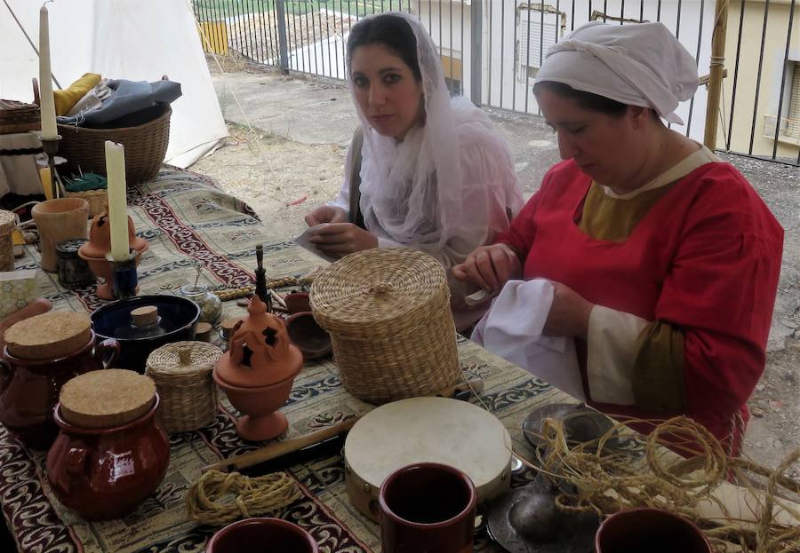 Visitamos el mercado artesano y el campamento histórico de la Alcazaba, protagonistas este fin de semana en Loja.