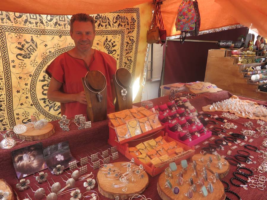Visitamos el mercado artesano y el campamento histórico de la Alcazaba, protagonistas este fin de semana en Loja.