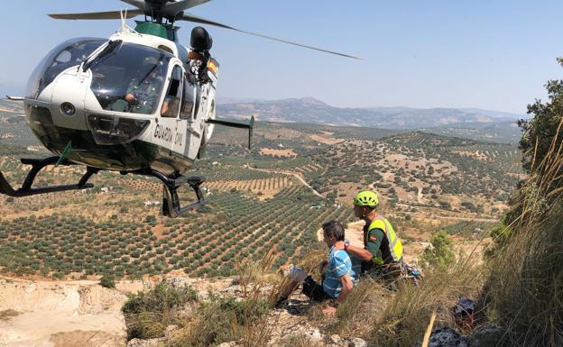 La Guardia Civil rescata a un herido en el monte Hacho de Loja