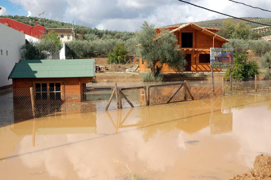 La tromba de agua taponó el ojo de un puente provocando una crecida que arrastró todo lo que encontró en su camino e inundó seis de las piscinas de la piscifactoría Sierra Nevada lo que supuso la pérdida del 20% de la producción prevista de aquel año