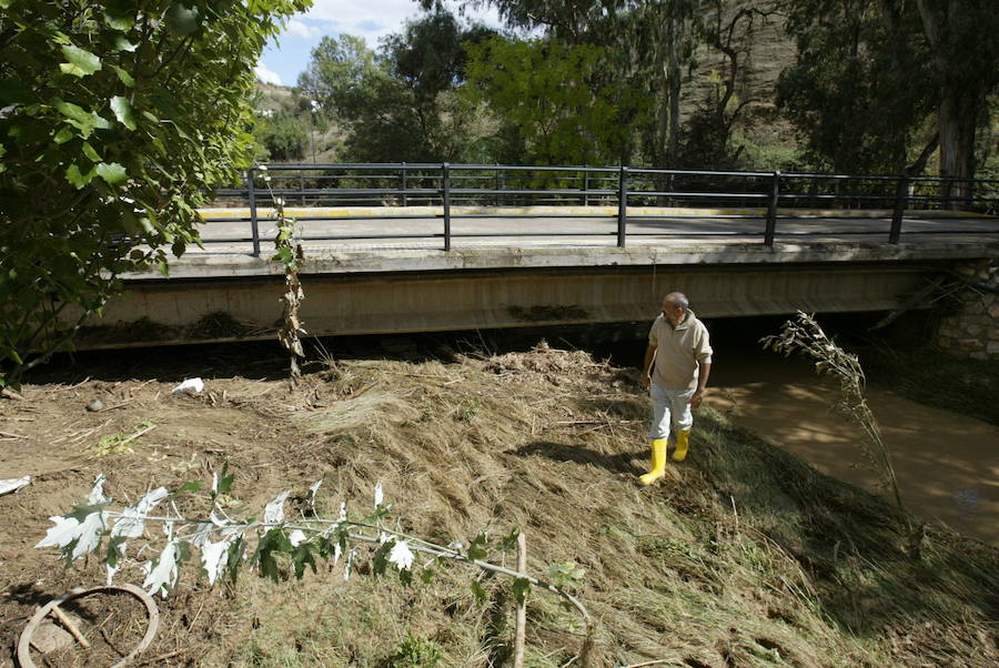 La tromba de agua taponó el ojo de un puente provocando una crecida que arrastró todo lo que encontró en su camino e inundó seis de las piscinas de la piscifactoría Sierra Nevada lo que supuso la pérdida del 20% de la producción prevista de aquel año