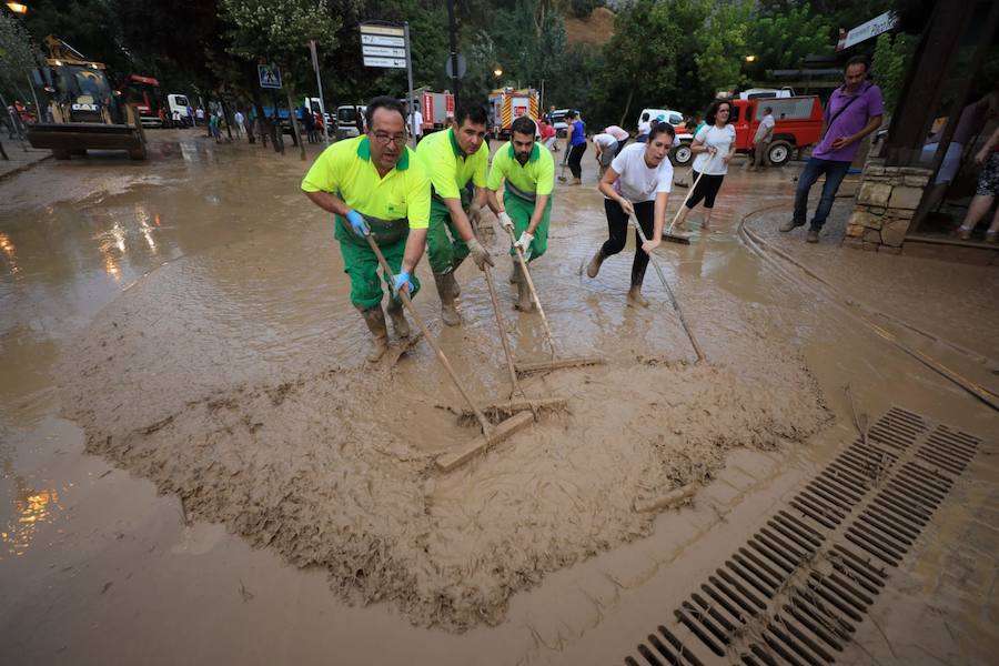 En la pedanía lojeña se ha desbordado el río, arrastrando coches y anegando viviendas y locales