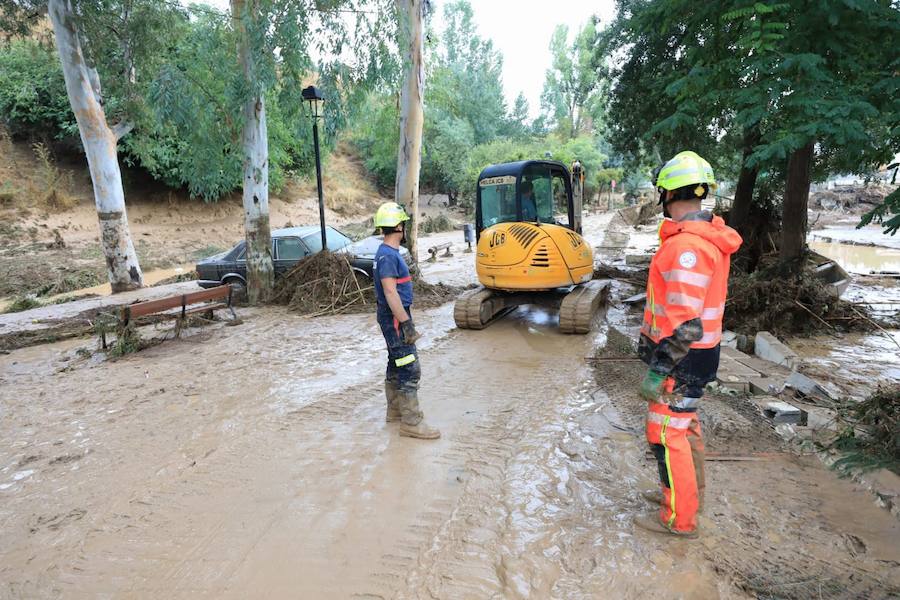 En la pedanía lojeña se ha desbordado el río, arrastrando coches y anegando viviendas y locales