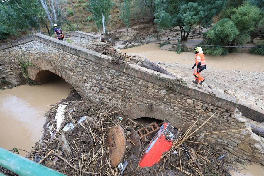 En la pedanía lojeña se ha desbordado el río, arrastrando coches y anegando viviendas y locales