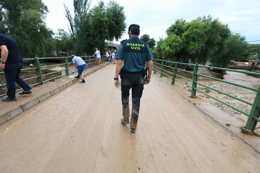 En la pedanía lojeña se ha desbordado el río, arrastrando coches y anegando viviendas y locales