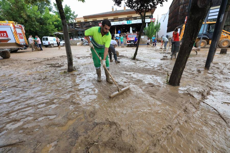 En la pedanía lojeña se ha desbordado el río, arrastrando coches y anegando viviendas y locales