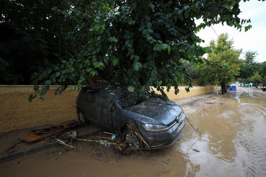 En la pedanía lojeña se ha desbordado el río, arrastrando coches y anegando viviendas y locales