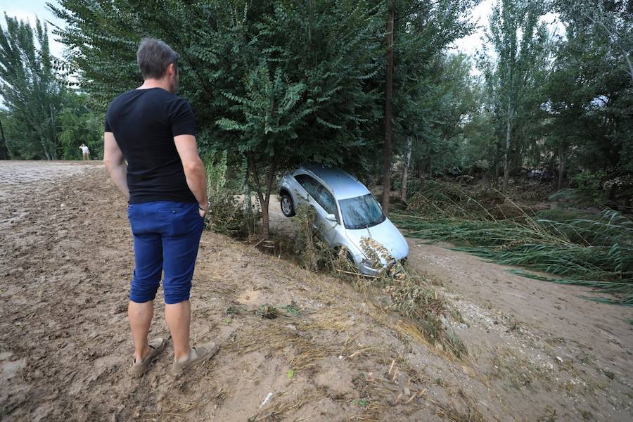 En la pedanía lojeña se ha desbordado el río, arrastrando coches y anegando viviendas y locales