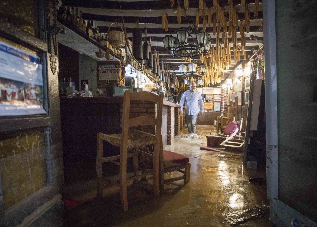 En la pedanía lojeña se ha desbordado el río, arrastrando coches y anegando viviendas y locales