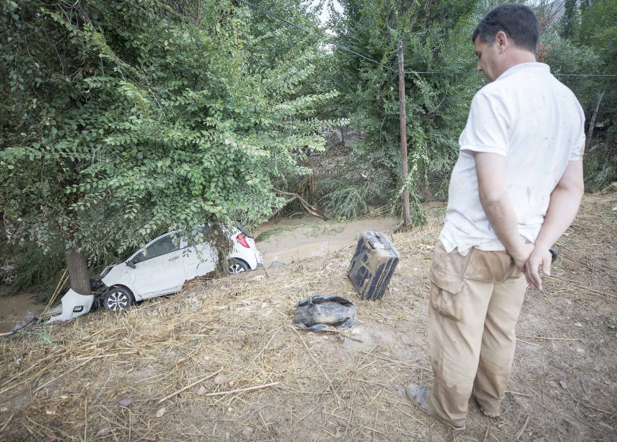 En la pedanía lojeña se ha desbordado el río, arrastrando coches y anegando viviendas y locales