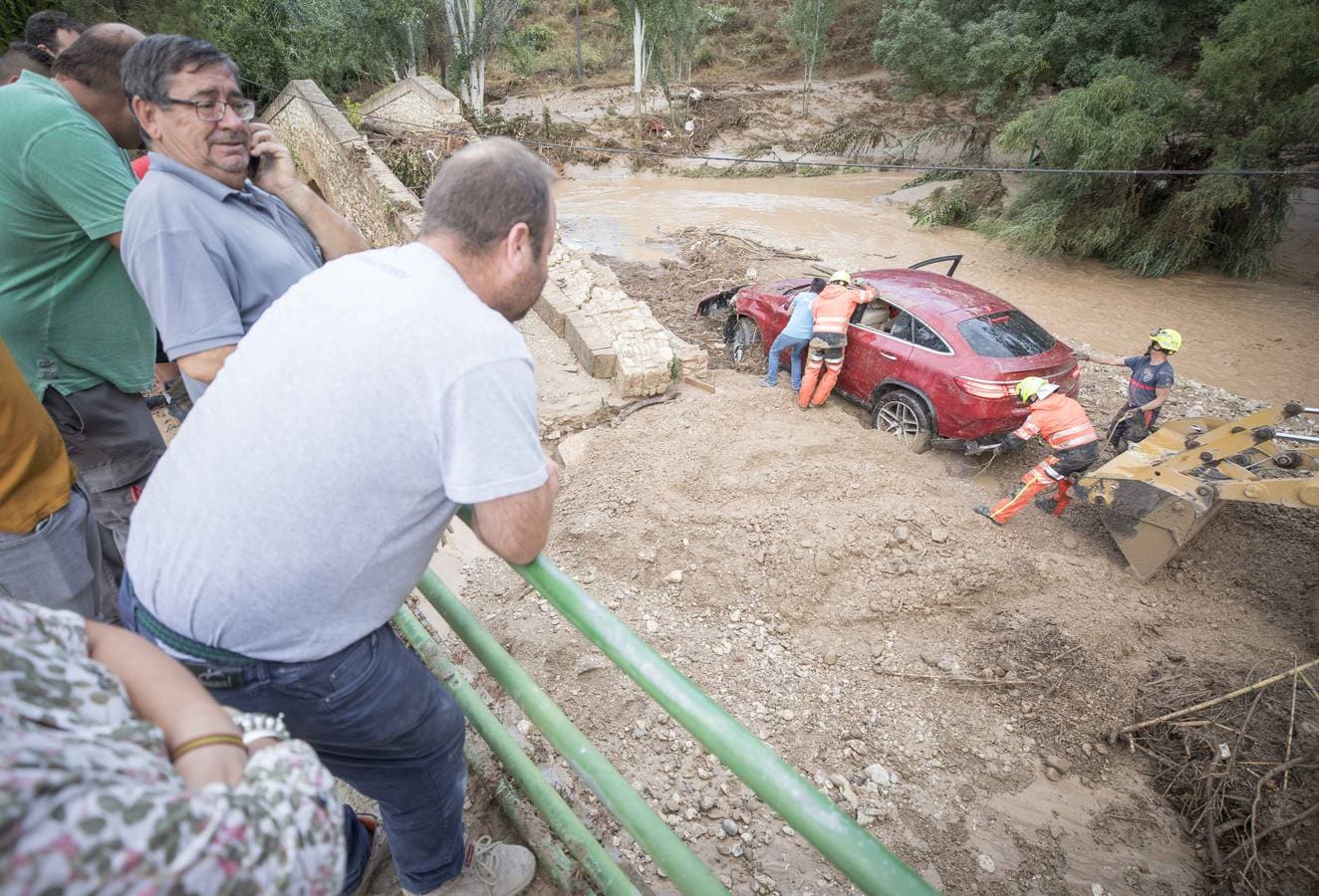 En la pedanía lojeña se ha desbordado el río, arrastrando coches y anegando viviendas y locales