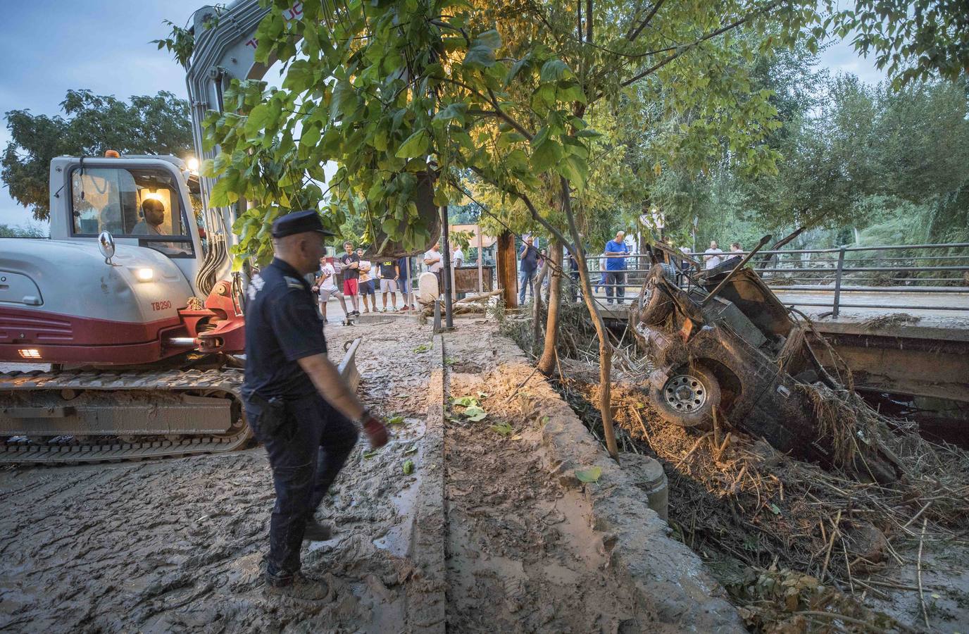 En la pedanía lojeña se ha desbordado el río, arrastrando coches y anegando viviendas y locales