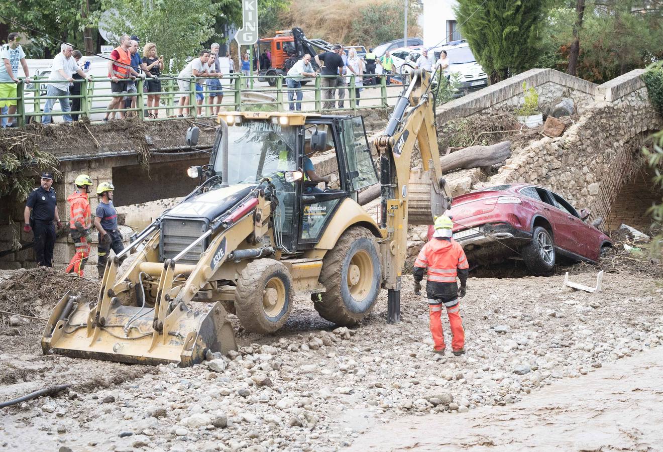 En la pedanía lojeña se ha desbordado el río, arrastrando coches y anegando viviendas y locales