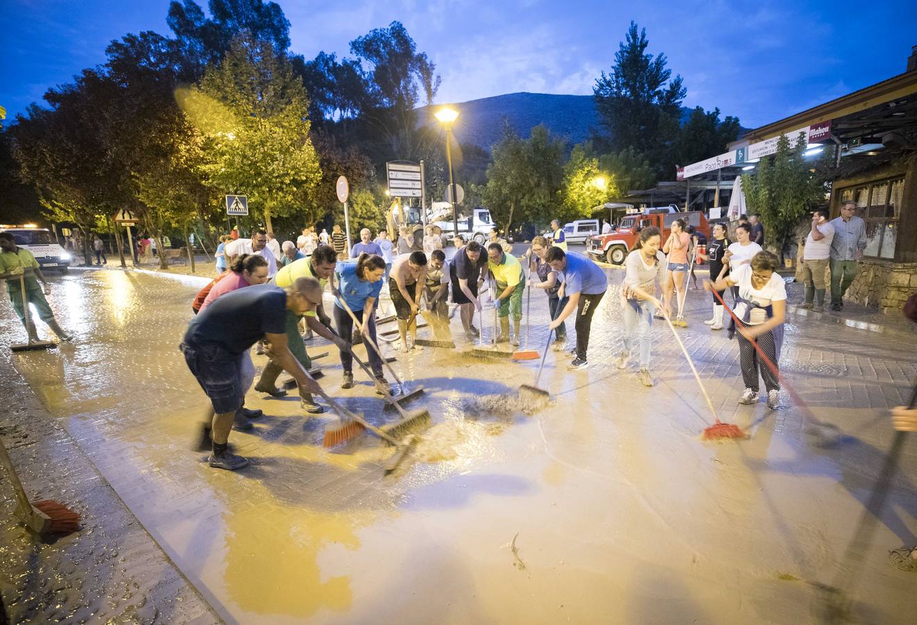 En la pedanía lojeña se ha desbordado el río, arrastrando coches y anegando viviendas y locales