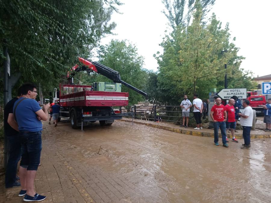 En la pedanía lojeña se ha desbordado el río, arrastrando coches y anegando viviendas y locales