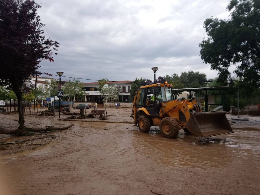 En la pedanía lojeña se ha desbordado el río, arrastrando coches y anegando viviendas y locales