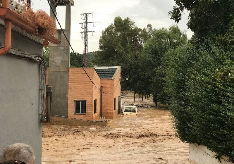 En la pedanía lojeña se ha desbordado el río, arrastrando coches y anegando viviendas y locales