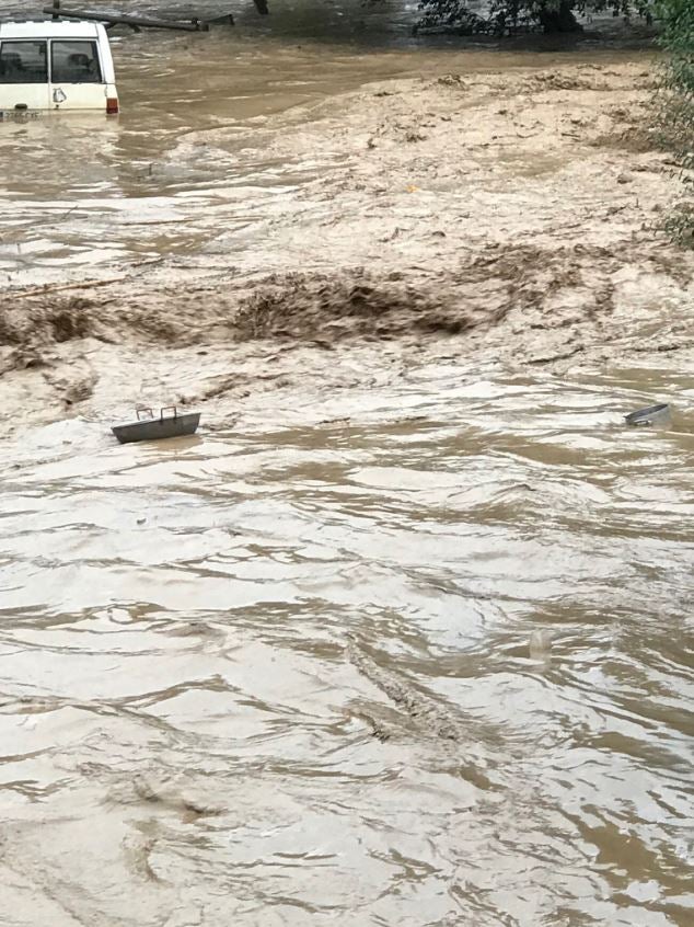 En la pedanía lojeña se ha desbordado el río, arrastrando coches y anegando viviendas y locales