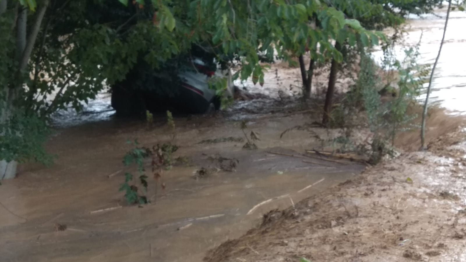 En la pedanía lojeña se ha desbordado el río, arrastrando coches y anegando viviendas y locales