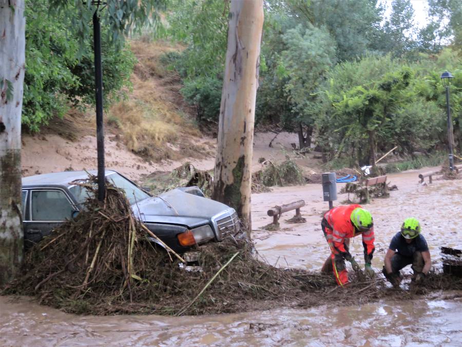 En la pedanía lojeña se ha desbordado el río, arrastrando coches y anegando viviendas y locales