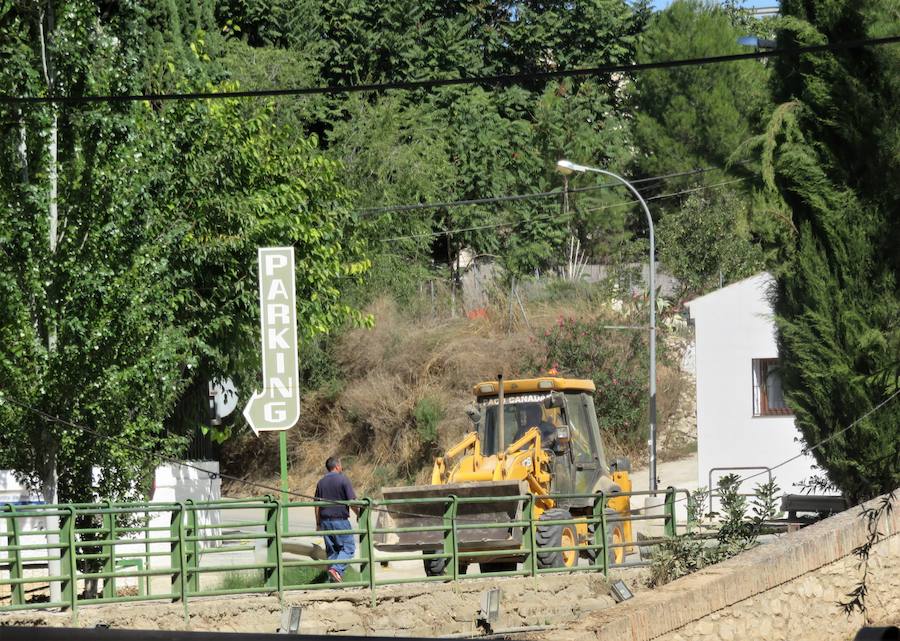 La hostelería de la conocida localidad no ha dejado de atender a los miles de visitantes de cada fin de semana, mientras que la piscifactoría estudia qué uso dar a parte de las instalaciones dañadas