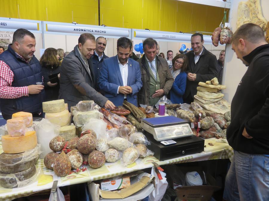 Protagonista de la XI Real Feria del Ganado de Loja, la raza autóctona -protegida y criada por algo más de 50 ganaderos- demuestra un año más sus excelencias gastronómicas y su aportación medioambiental a través de los pastos. Las autoridades municipales, provinciales y autonómicas visitaban la feria, que se celebra todo el fin de semana y reúne desde degustaciones de 'anchoas' de cordero ecológico a talleres de hilado de lana de esta peculiar oveja 'rabúa'.