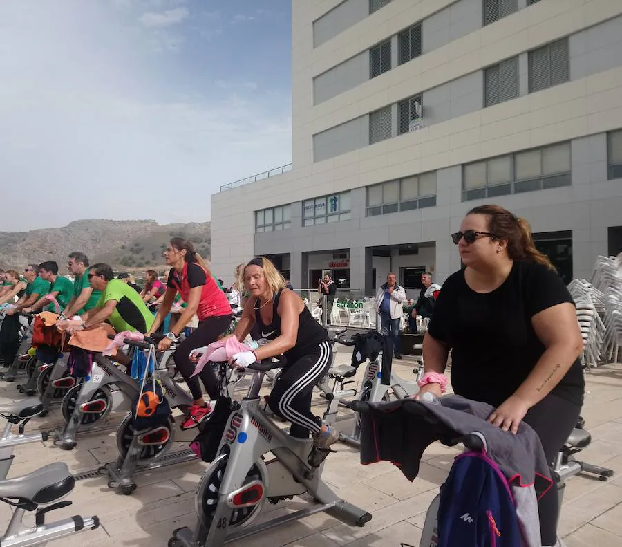 DEportistas y vecinos colaboran con esta actividad, organizada por Fitness FYS y el Ayuntamiento de Loja a beneficio de la AECC.